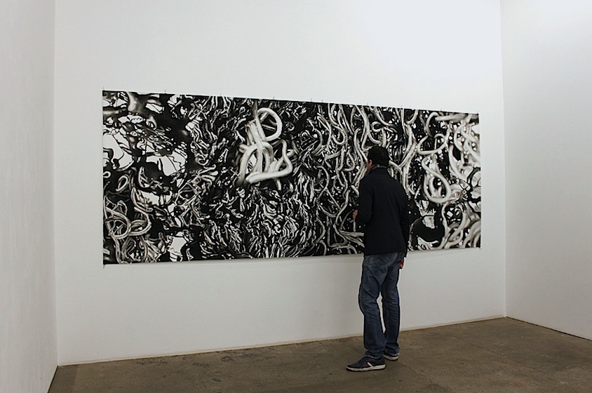 Peter Hock: Morphomaniac, 2016, bei Josef Filipp, Ausstellungsansicht [ReiÃŸkohle auf Papier, 150 x 400 cm]

